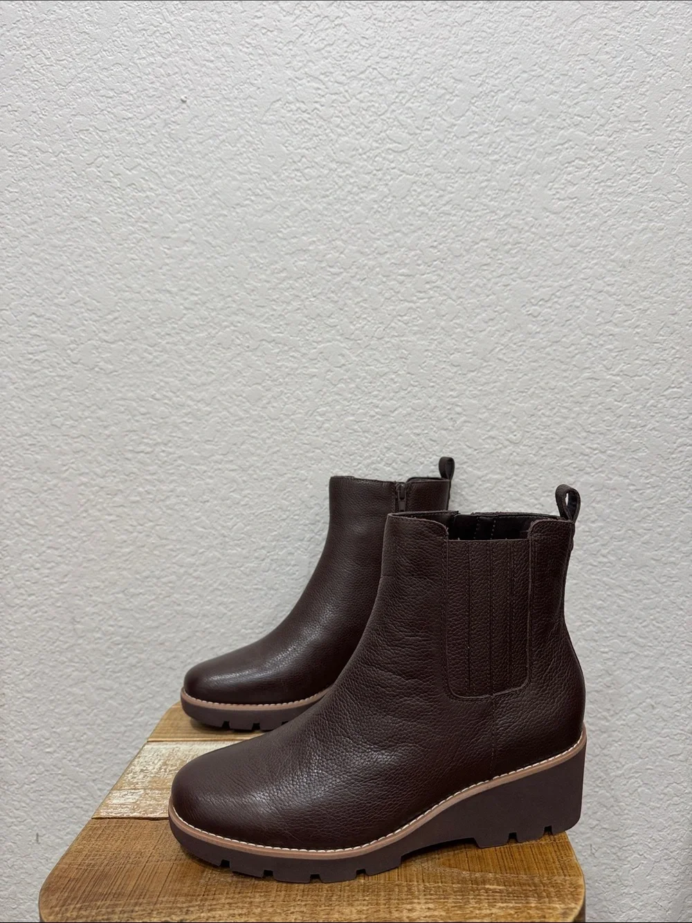 Vionic Aria 2.0 Brown Leather Chelsea Wedge Lug Sole  Ankle Boots Size 8 NEW